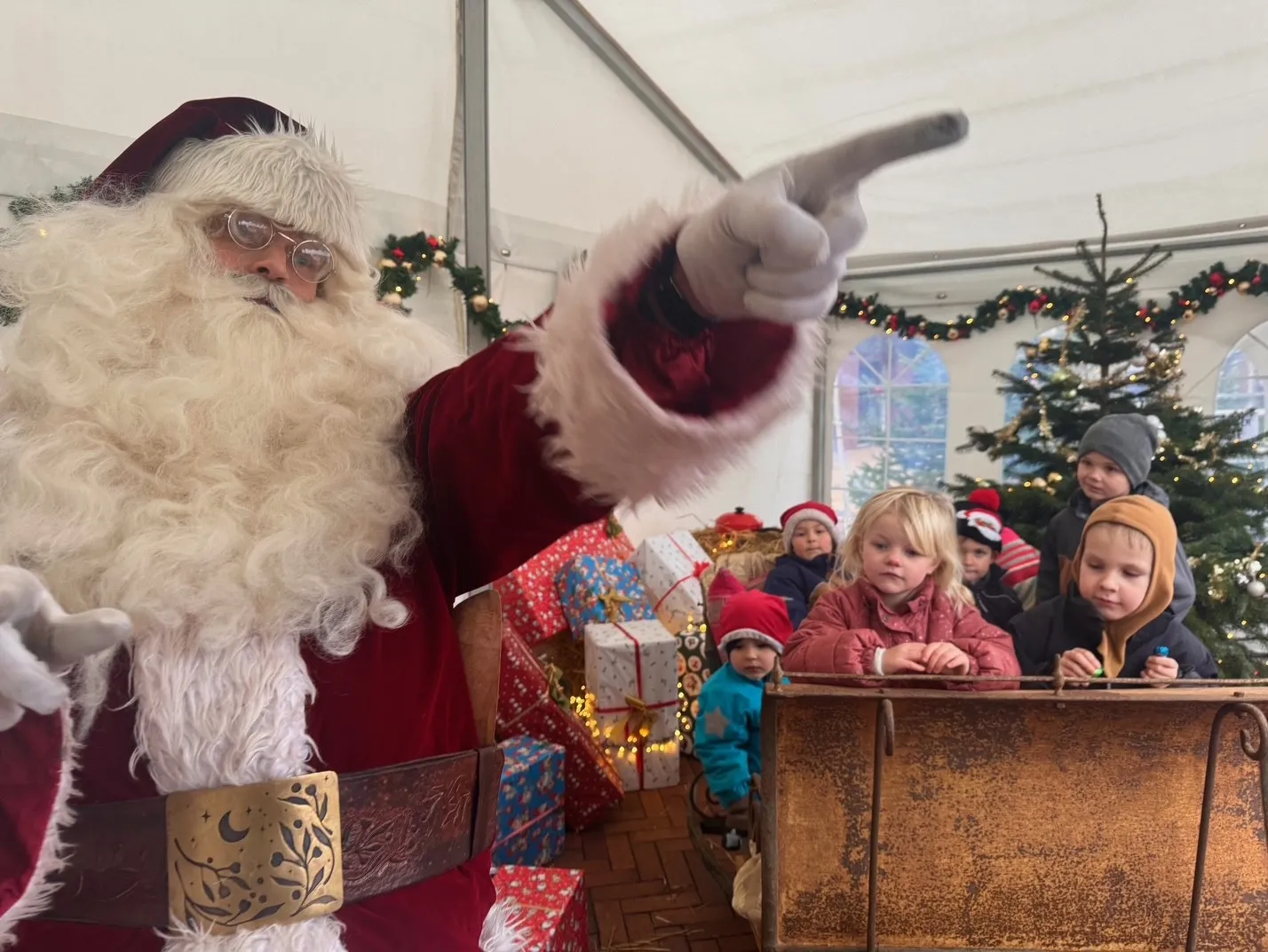 Julemanden hilser på et barn