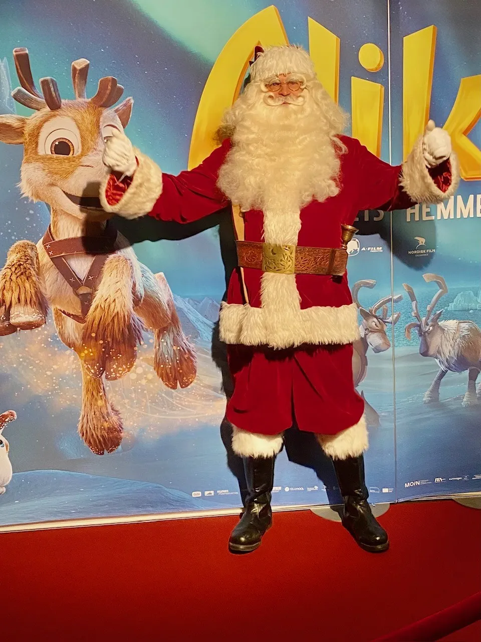 Julemanden underholder børn
